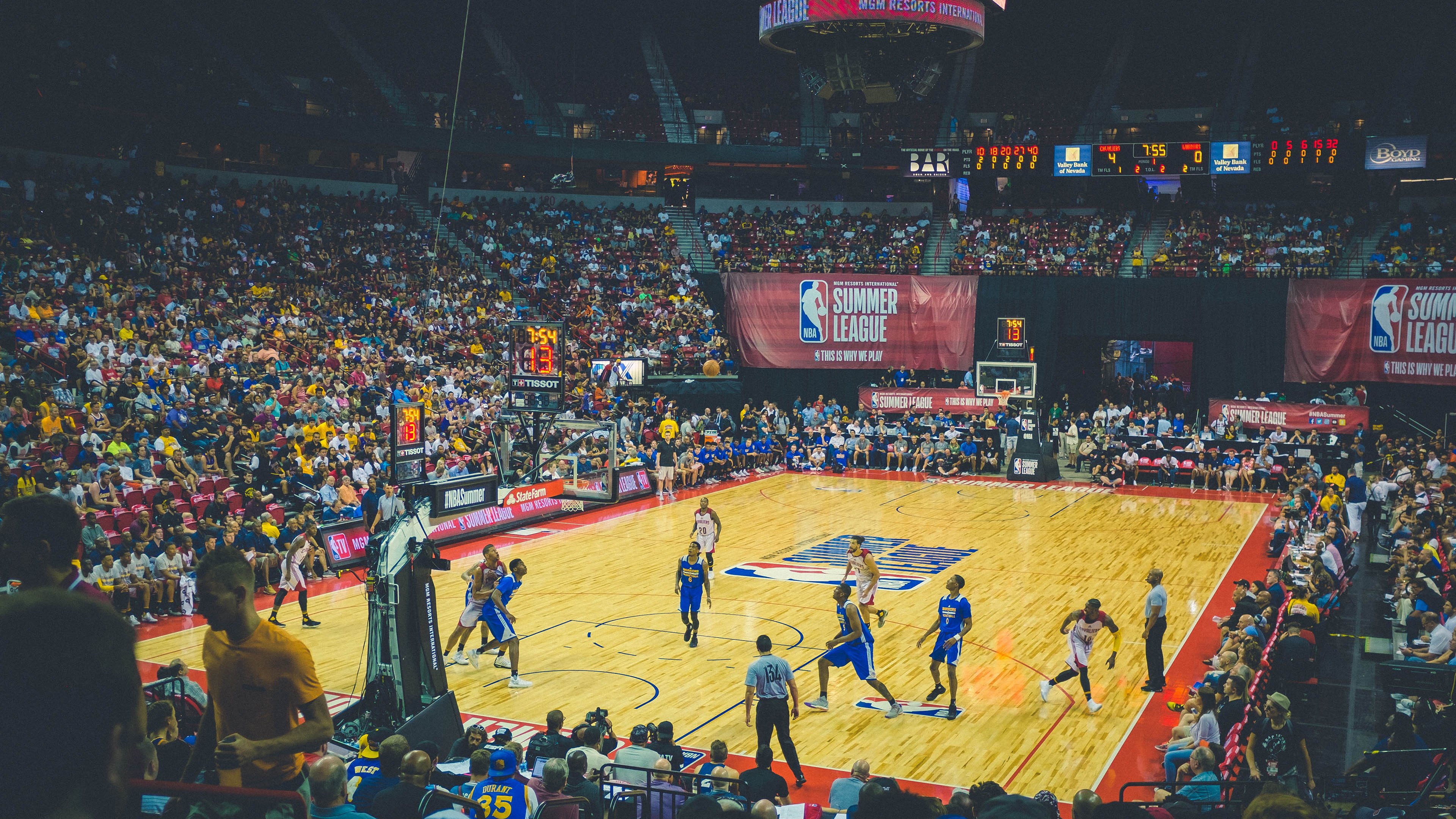 NBA季后赛之夜，凯恩的跨界奇迹，从绿茵场到篮球馆的全场焦点